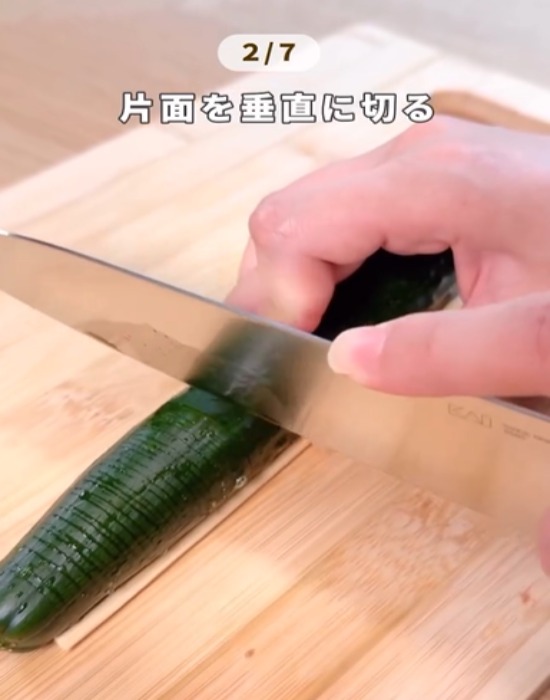キュウリを切る様子