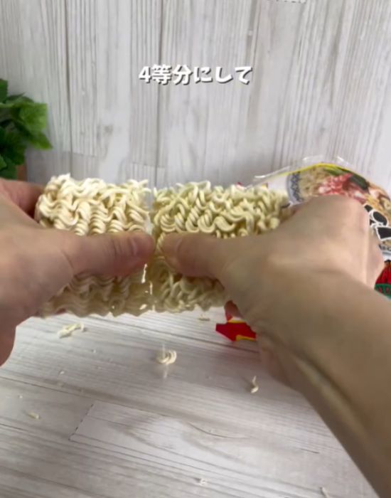 インスタント麺を割る様子