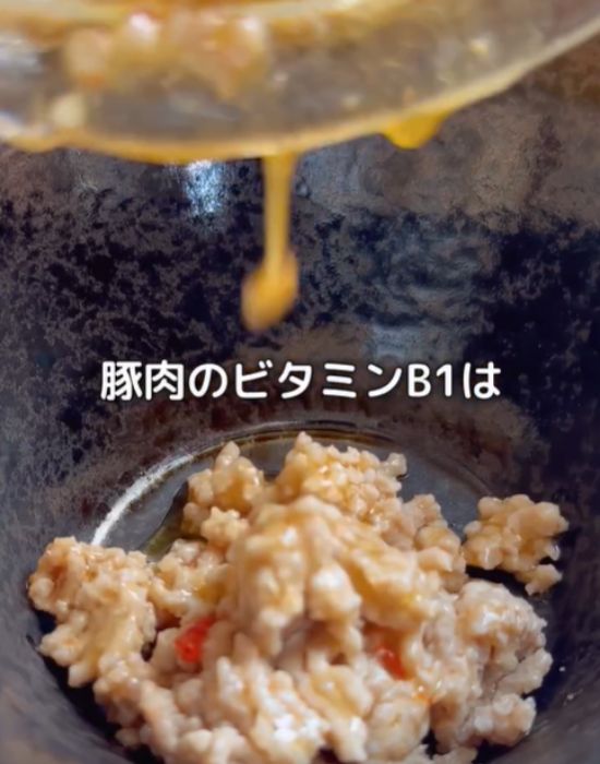 豚ひき肉を器に移す様子