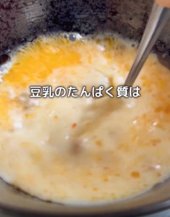 豚ひき肉に調味料を加える様子