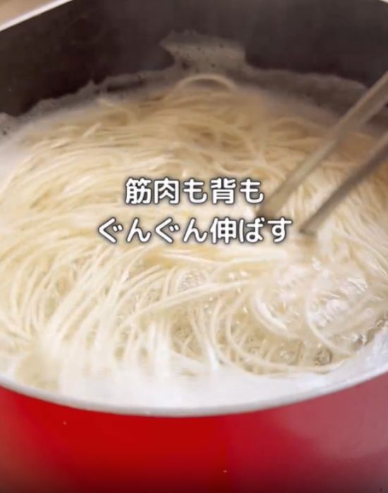 そうめんをゆでる様子