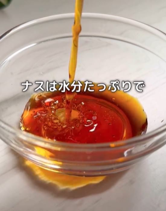 器に調味料を入れる様子