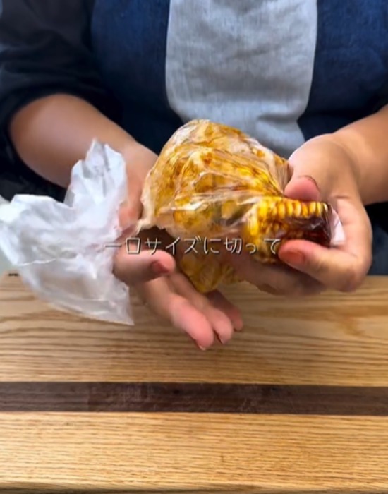 ポリ袋でトウモロコシを混ぜる様子