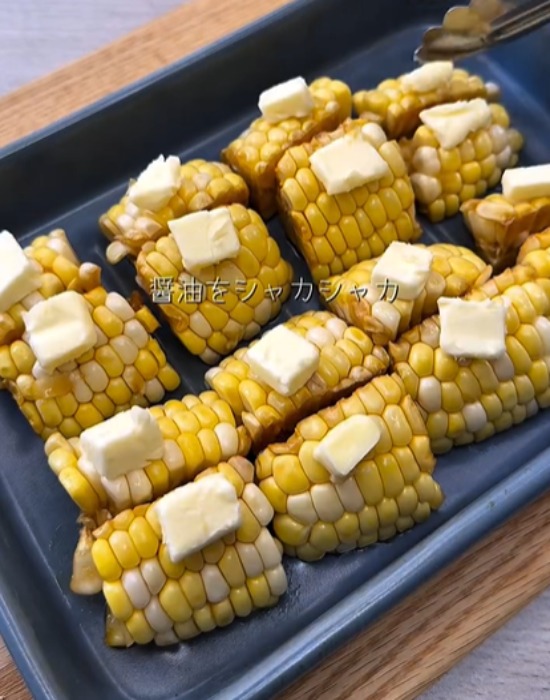 バターののったトウモロコシ
