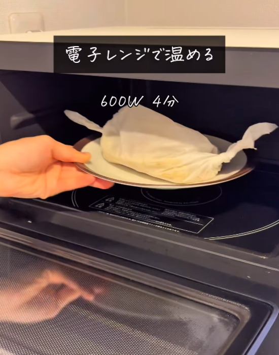 電子レンジに器を入れる様子