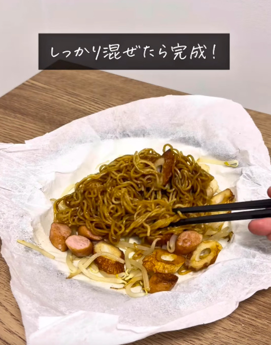 焼きそばを混ぜる様子