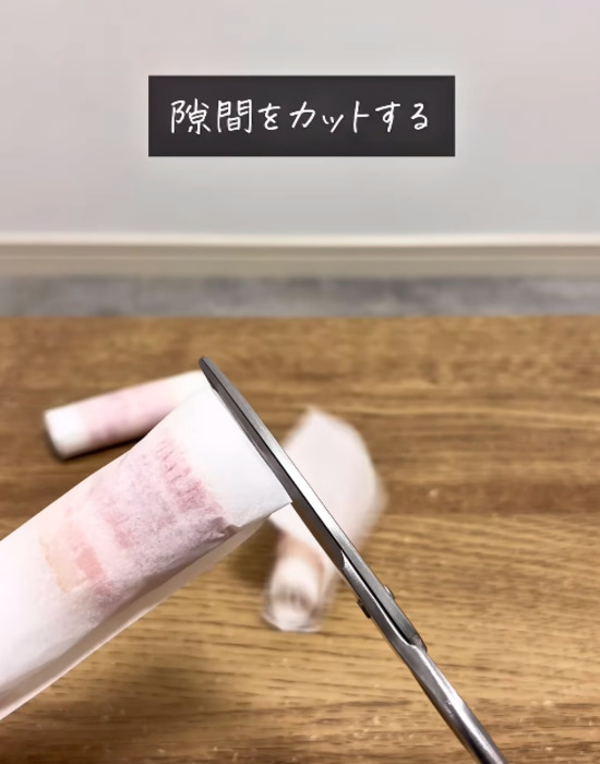ベーコンを巻いたクッキングシートをカットする様子