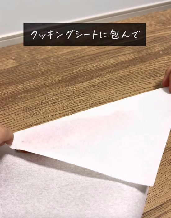 クッキングシートで鮭を包む様子