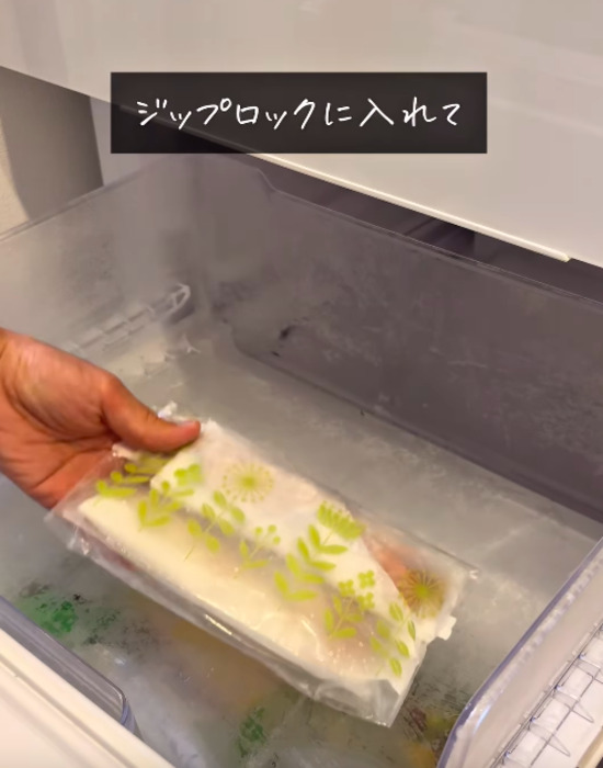 ジッパー付き保存袋を冷凍庫に入れる様子