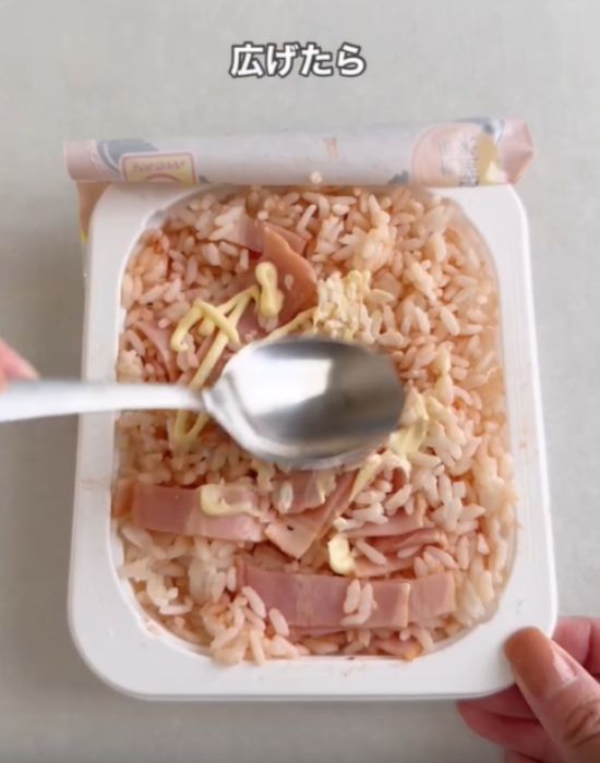 パックご飯にマヨネーズを広げる様子