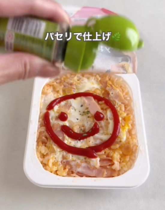 オムライスにパセリをかける様子