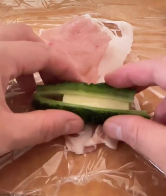ゴーヤを豚肉で巻く様子