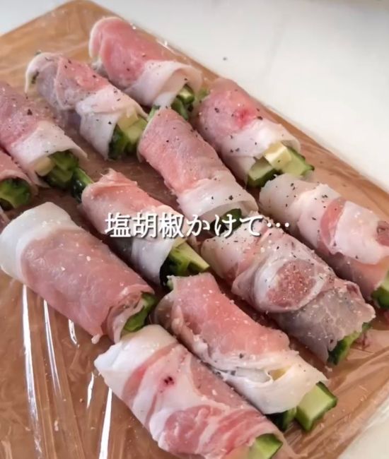 塩コショウをまぶす様子