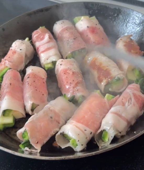 肉巻きを焼く様子
