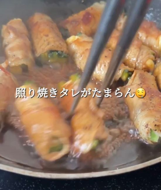 タレを絡める様子