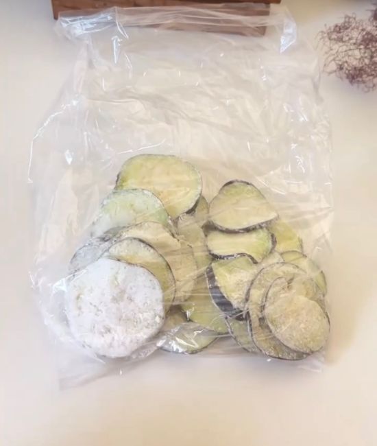 片栗粉がまぶされたナス