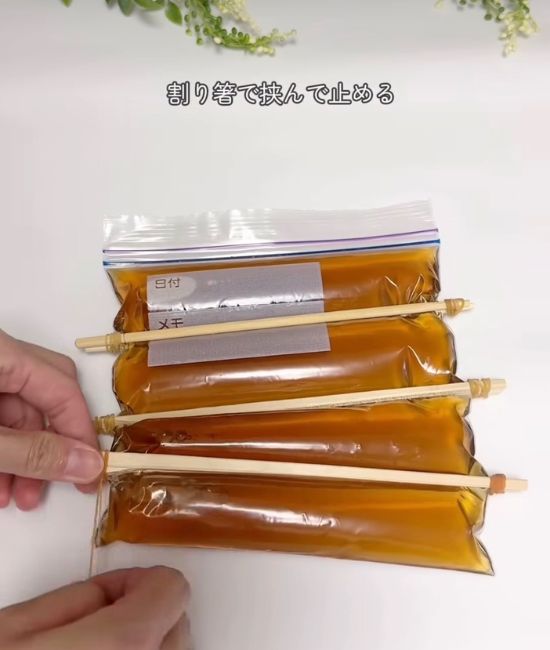 割り箸に挟んだ麦茶