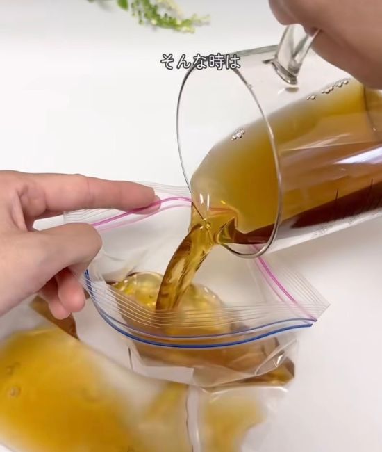 ドリンクをジップ付き保存袋に入れる様子