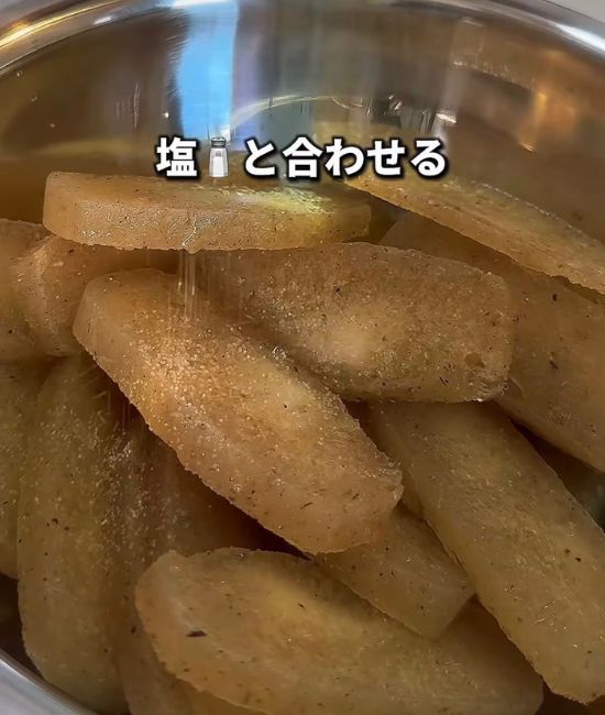 こんにゃくに塩をまぶす様子
