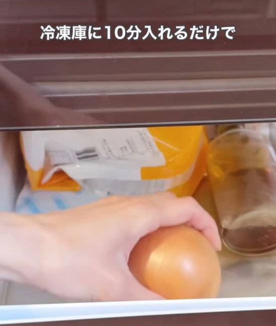 冷凍庫にタマネギを入れる様子