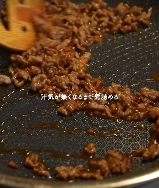 調味料を入れて挽き肉を炒める様子