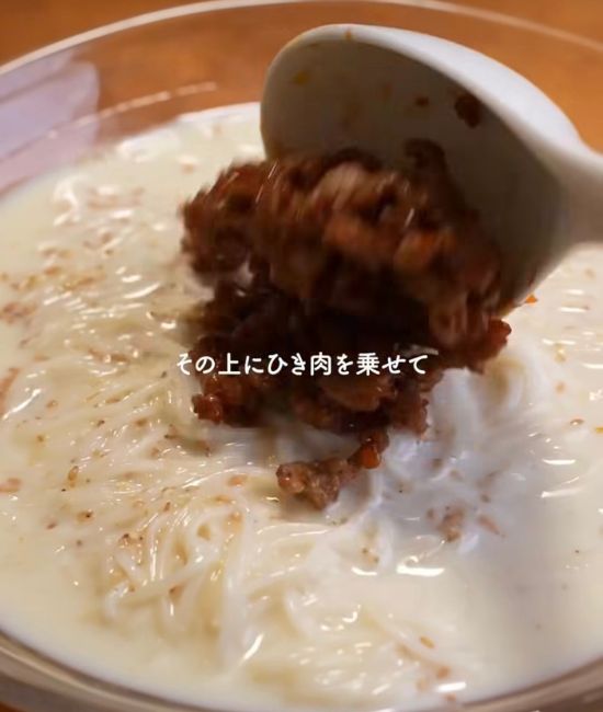 挽き肉を盛り付ける様子