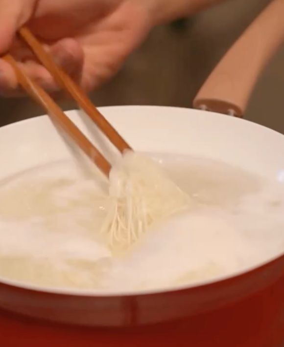 そうめんを湯がいている様子