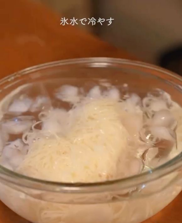 ゆでたそうめんを氷水で冷やす様子