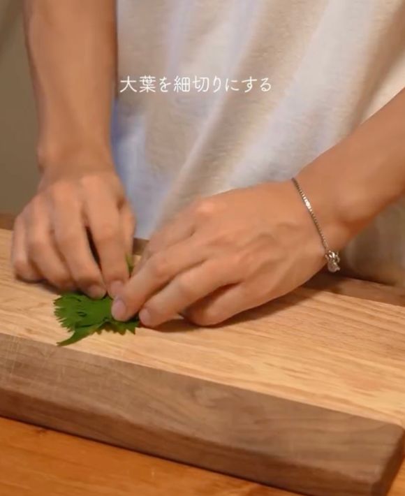 大葉を重ねて巻く様子