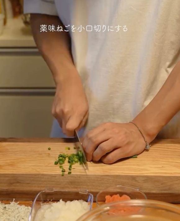 細ねぎを小口切りにする様子