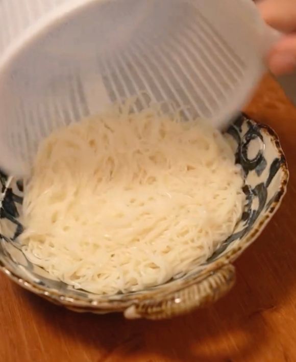 そうめんを器に盛りつける様子