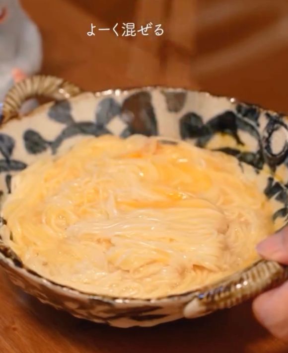 そうめんに卵や調味料がなじんだ様子
