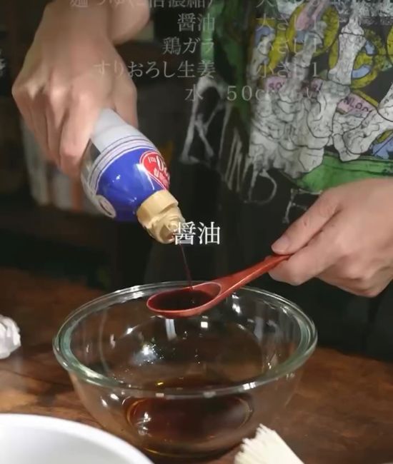 つゆを作る様子