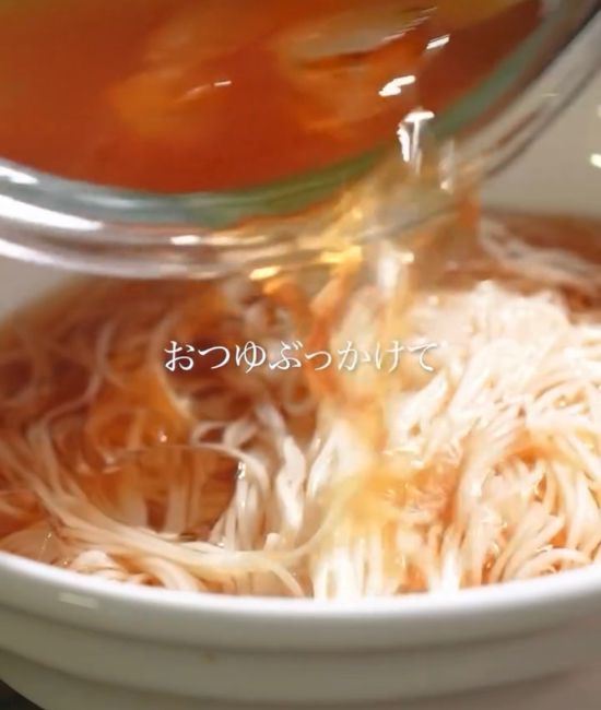 つゆをかける様子