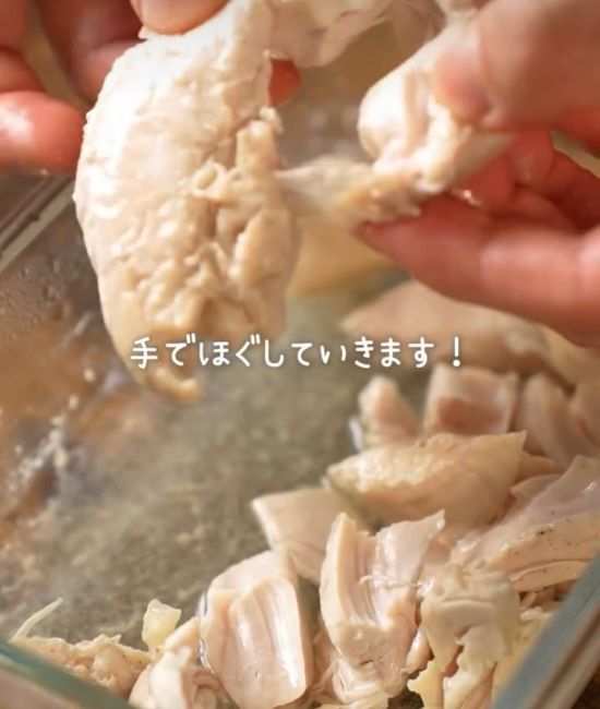 鶏ササミをほぐす様子