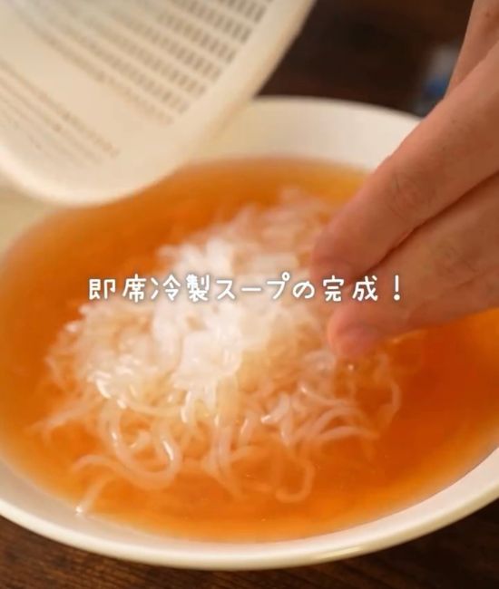 しらたきを入れる様子