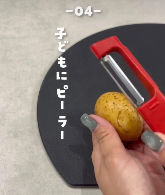 ピーラーを持つ手