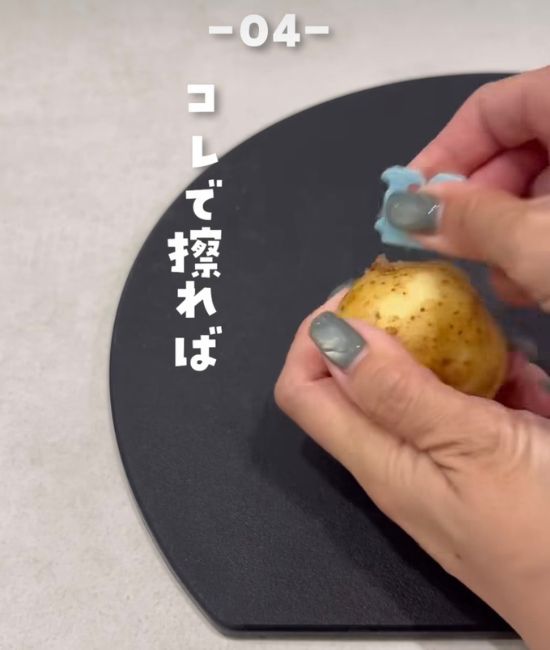バッグクロージャーを持つ手
