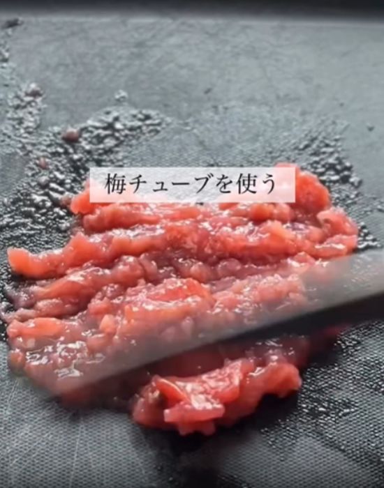 梅干しをペースト状にしている様子