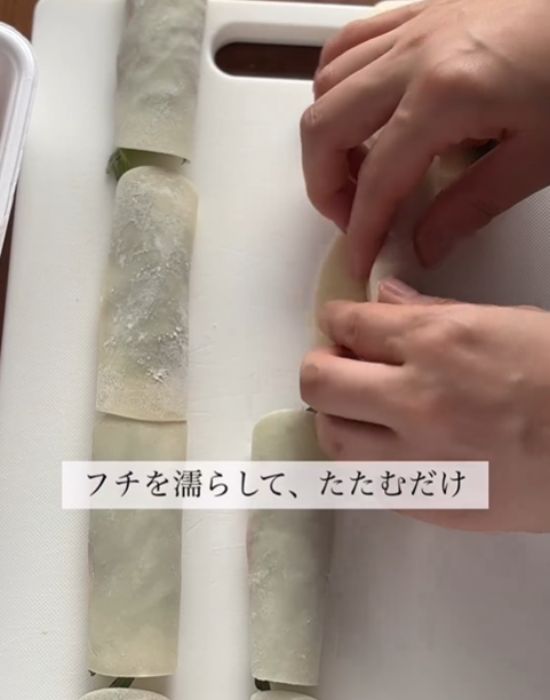 餃子を包んでいる様子