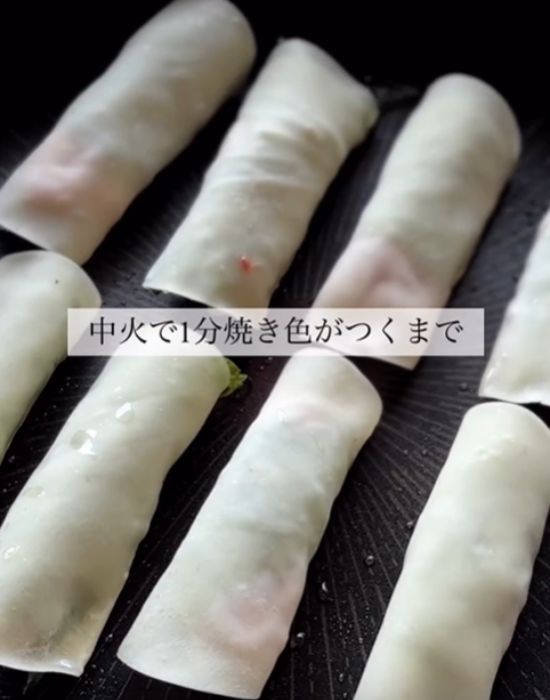餃子を焼いている様子