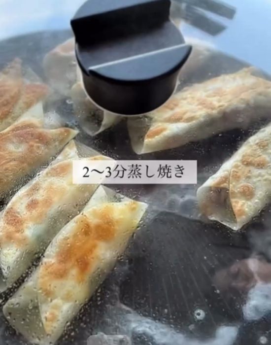 餃子を蒸し焼きにしている様子