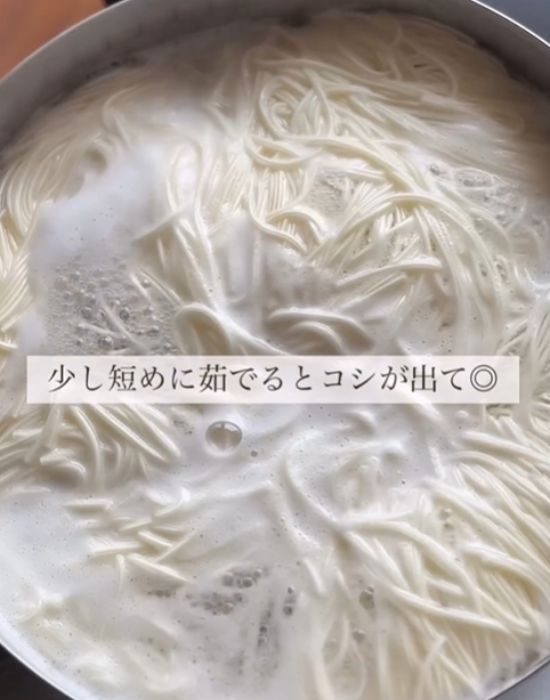 そうめんをゆでている様子