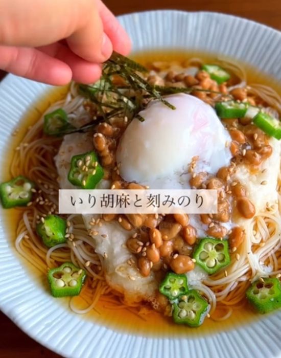 そうめんにトッピングをしている様子