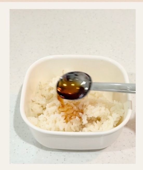 冷やご飯に調味料を混ぜる様子