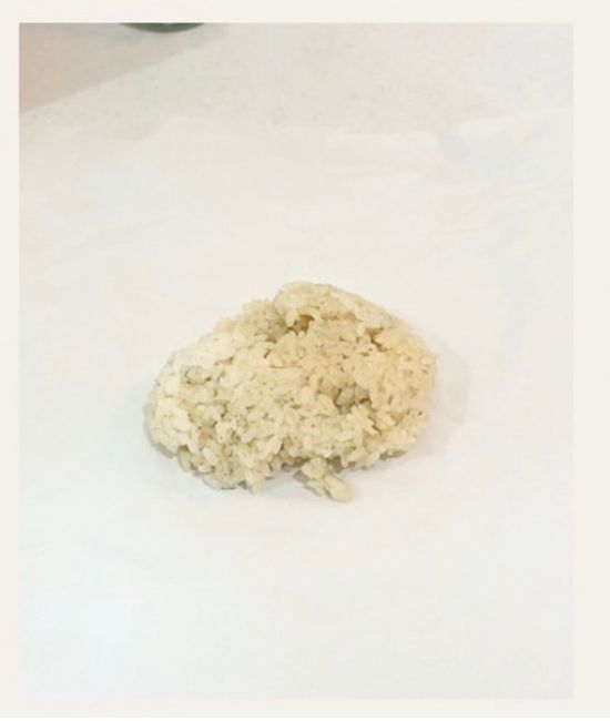 クッキングシートにのせた冷やご飯
