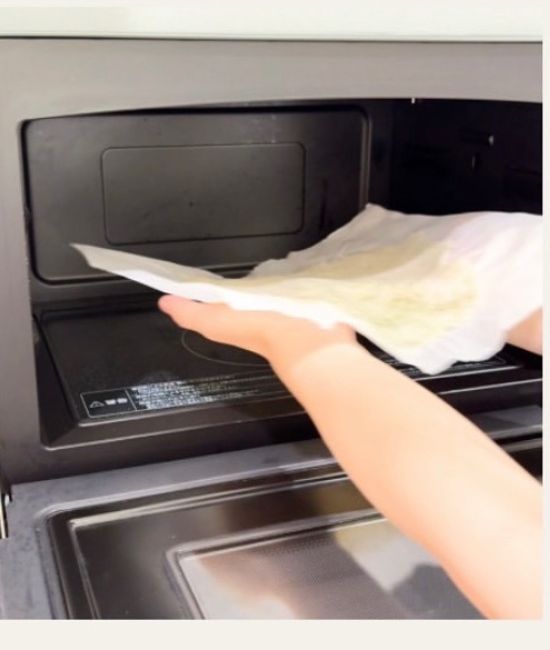 冷やご飯を電子レンジに入れる様子