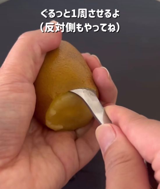 スプーンを入れる様子