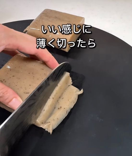 こんにゃくをスライスする様子