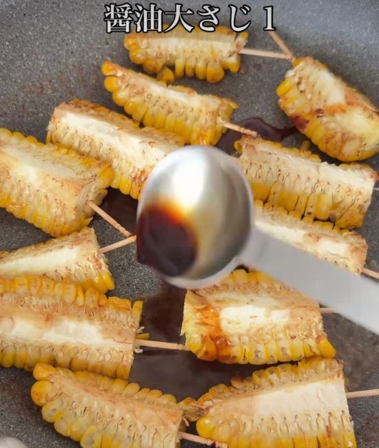 調味料を入れる様子